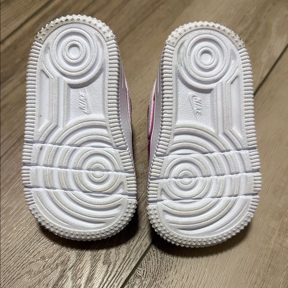 Nike Toddler Sneakers in Pink and White 4C.  Worn once! Like new! - Picture 4 of 9